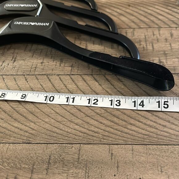 Emporio Armani Shirt 👚 & Sweater Hangars (1 w/ velvet) Set of 4 Get Organized. - Picture 9 of 15